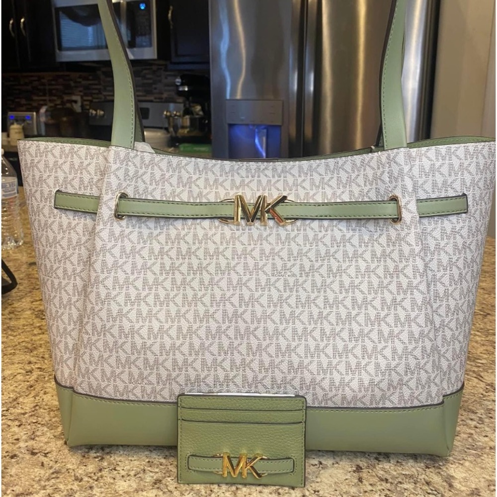 New MK bag with card holder Sage green